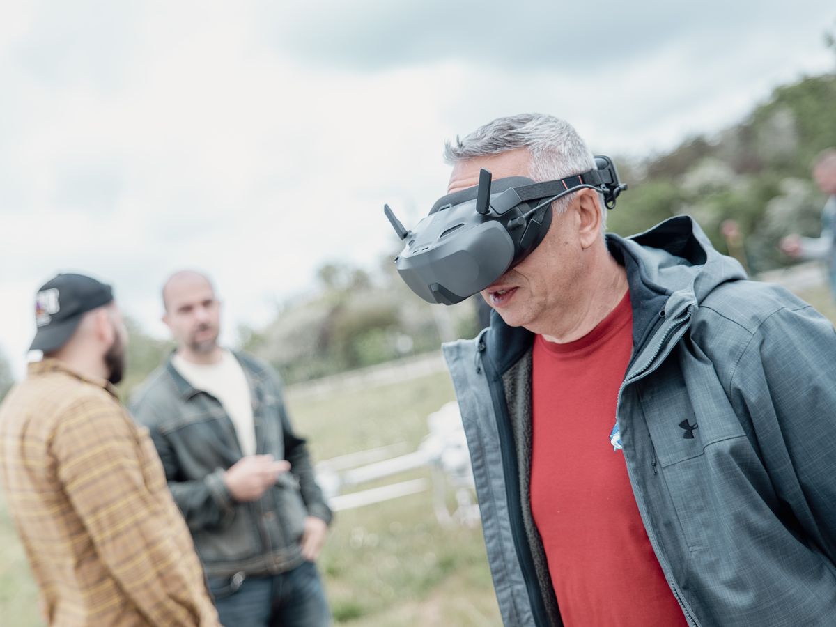 Idősebb résztvevő FPV-szemüveggel próbálja ki a repülést